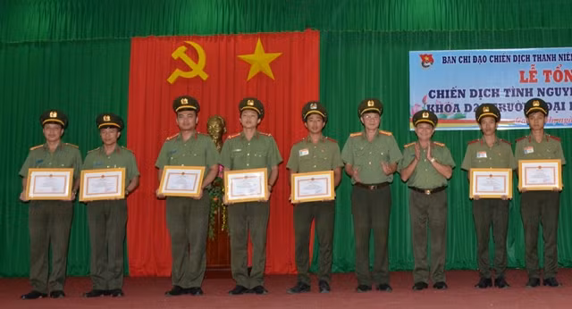 Các tập thể, các nhân được khen thưởng