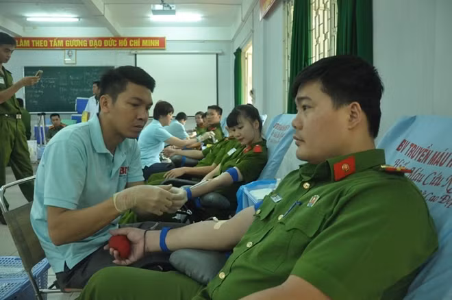 Cán bộ, học viên Cao đẳng CSND II tích cực tham gia hiến máu tình nguyện