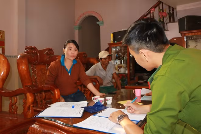 Lực lượng Công an làm việc với chủ hộ kinh doanh Dư Thị Toàn và chồng Lê Đình Lệ