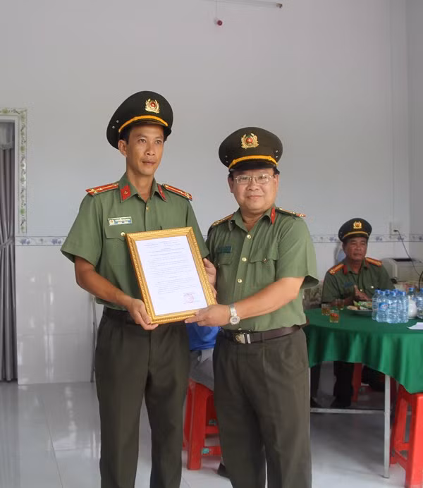 Trường Đại học ANND trao quyết định và tặng quà cho đồng chí Hòa