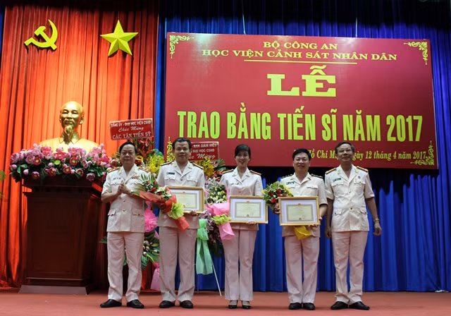 Các Nghiên cứu sinh xuất sắc toàn khóa học được khen thưởng