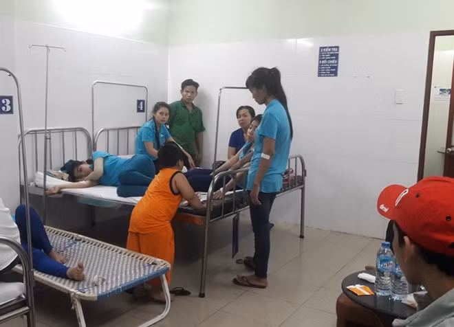Các nữ công nhân điều trị tại phòng khám (ảnh P.Sơn)