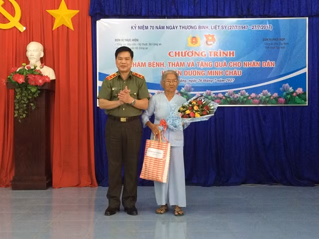 Trung tướng Nguyễn Xuân Mười trao tặng quà cho Mẹ Việt Nam Anh hùng Lê Thị Mỉa và các gia đình chính sách