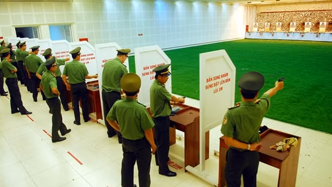 Các vận động viên tham gia tranh tài tại giải bắn súng ngắn quân dụng.