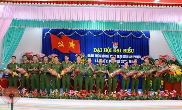 Thiếu tướng Tô Xuân Bốn tặng hoa chúc mừng 11 thành viên Ban Chấp hành khóa X Thiếu tướng Tô Xuân Bốn tặng hoa chúc mừng 11 thành viên Ban Chấp hành khóa X