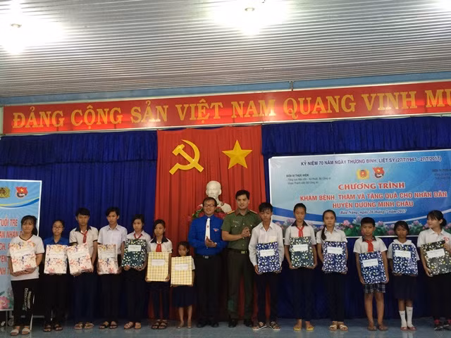 Các em học sinh nghèo hiếu học nhận học bổng