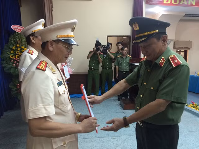 Thiếu tướng Nguyễn Quang Chữ trao Quyết định cho các đồng chí được thăng cấp bậc hàm, nâng bậc lương Thiếu tướng Nguyễn Quang Chữ trao Quyết định cho các đồng chí được thăng cấp bậc hàm, nâng bậc lương