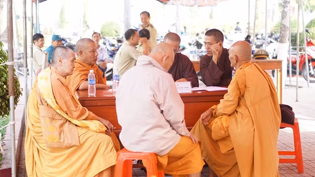 Các sư giả (áo vàng) bị phát hiện Các sư giả (áo vàng) bị phát hiện