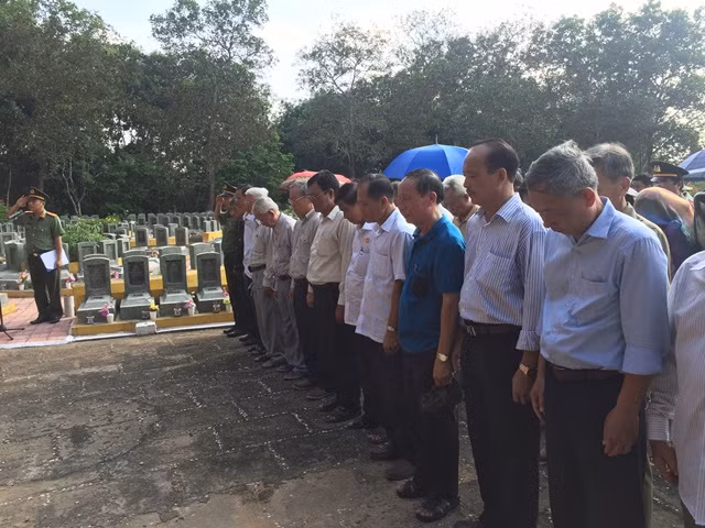 Các thế hệ cán bộ, chiến sỹ dâng hương tại Nghĩa trang liệt sỹ Đồi 82 Các thế hệ cán bộ, chiến sỹ dâng hương tại Nghĩa trang liệt sỹ Đồi 82