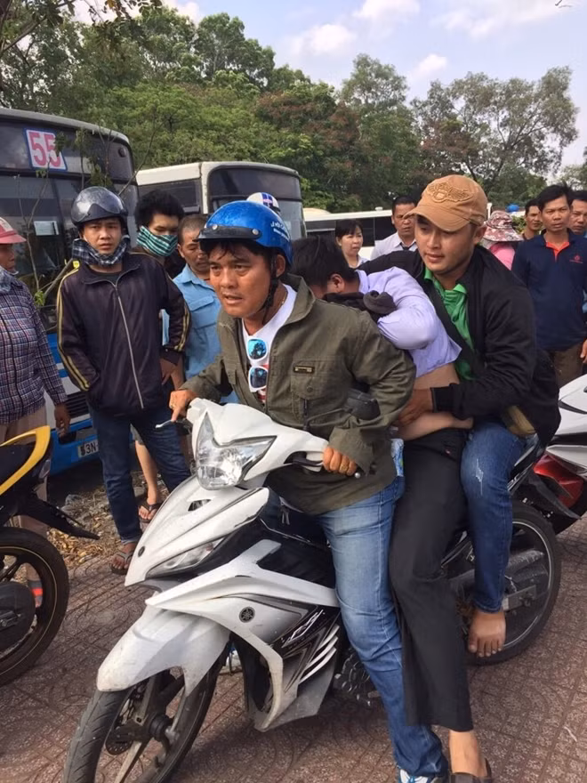Anh Hải cùng đồng đội đưa đối tượng (ngồi giữa) về cơ quan Công an