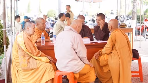 Nhiều sư giả vào miếu, chùa khất thực