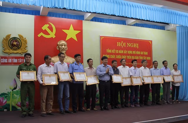 Các tập, thể cá nhân được khen thưởng