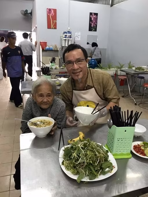 Nhóm thiện nguyện Duy Lợi – Sài Gòn Smiles phục vụ món “bún bò huế” cho người nghèo