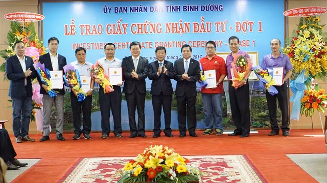 UBND tỉnh Bình Dương trao giấy chứng nhận cho nhà đầu tư