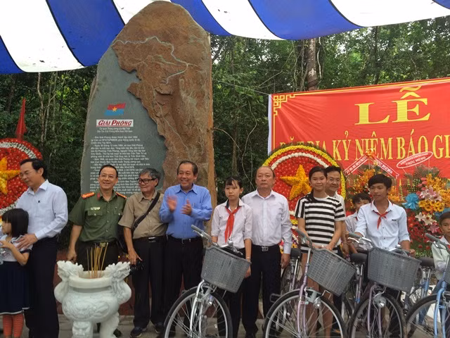 Phó Thủ trường Thường trực Trương Hòa Bình, các đại biểu, Báo CAND và nhà tài trợ trao tặng xe đạp, tiền học bổng cho học sinh dân tộc thiểu số, học sinh nghèo hiếu học