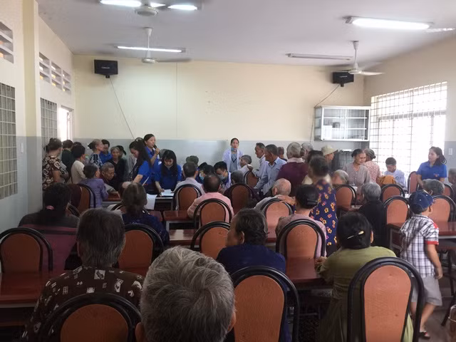 Đông đảo gia đình chính sách, người dân nghèo đến khám chữa bệnh