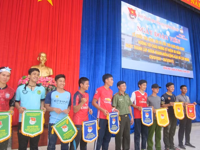 Ban tổ chức trao giải cho các đội thi