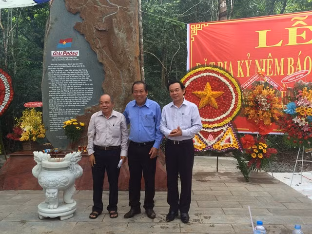 Phó Thủ tướng Thường trực Trương Hòa Bình và đồng chí Nguyễn Văn Nên trao tặng tiền cho Ban liên lạc Báo Giải phóng