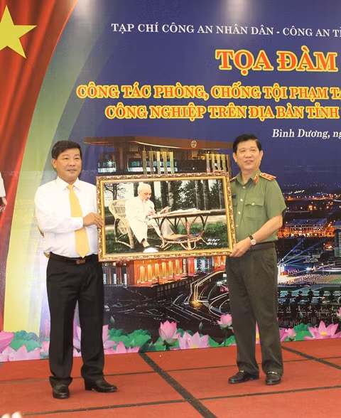 Thứ trưởng Nguyễn Văn Sơn và đồng chí Trần Thanh Liêm, Chủ tịch UBND tỉnh Bình Dương trao tặng quà lưu niệm