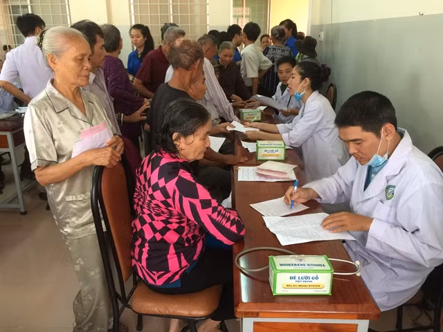 Cán bộ, chiến sỹ, nhân viên ân cần thăm hỏi, khám chữa bệnh cho thân nhân gia đình liệt sĩ.