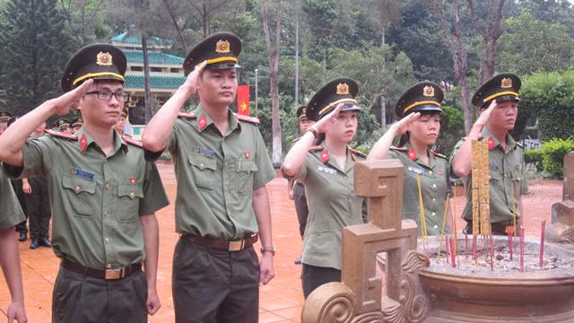 Đoàn viên, thanh niên dâng hương hoa tại Đài tưởng niệm các anh hùng, liệt sỹ