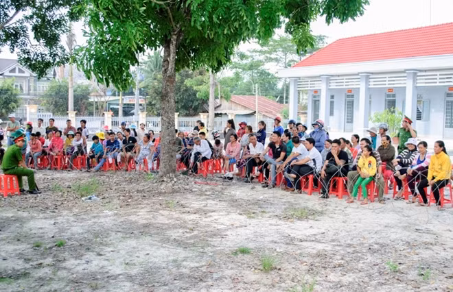 Người dân theo dõi phiên tòa