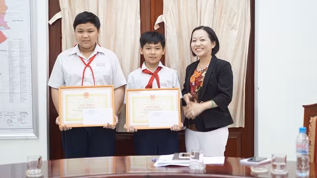 Hai học sinh được khen thưởng.
