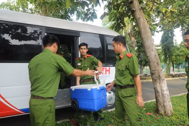 Học viên chuẩn bị dụng cụ phục vụ buổi hiến máu