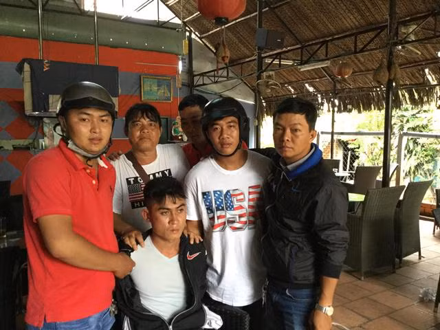 Đối tượng (ngồi giữa) bị Hiệp sĩ bắt giữ