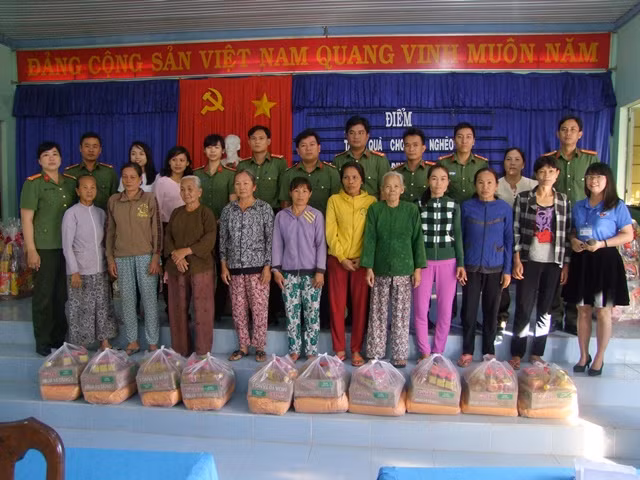 Các phụ nữ có hoàn cảnh đặc biệt khó khăn nhận quà đầy ắp nghĩa tình