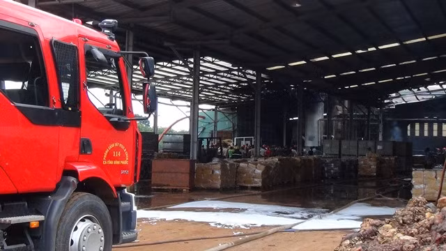 Xe chữa cháy tiếp cận khu vực hỏa hoạn