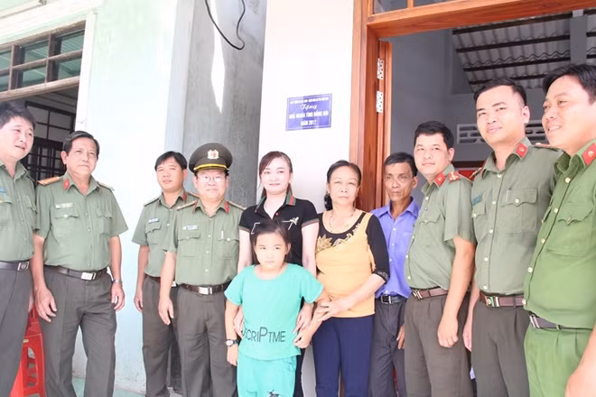 Các đại biểu chụp ảnh lưu niệm tại buổi lễ