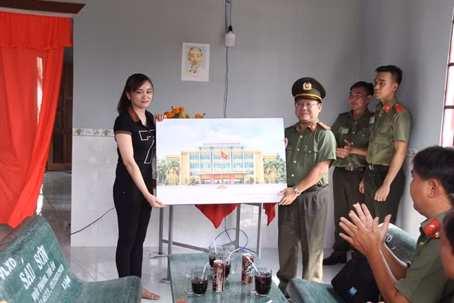 Trường Đại học ANND tặng quà cho gia đình chị Yến
