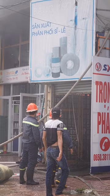 Cán bộ, chiến sĩ tích cực chữa cháy