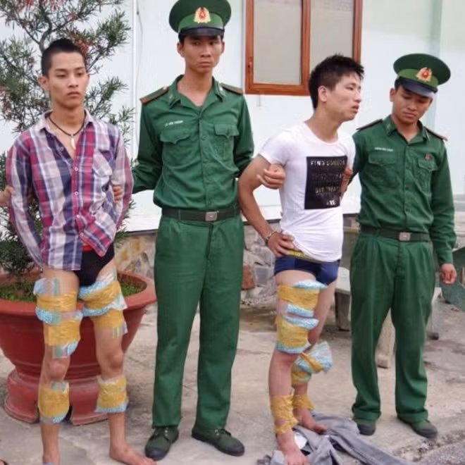 Các đối tượng cùng tang vật (ảnh T.Quân-H.Bằng)