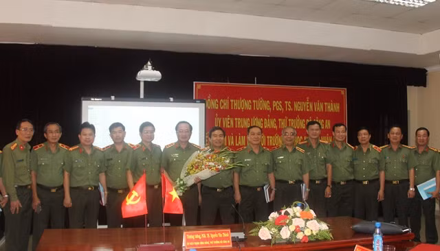 Các đại biểu chụp ảnh lưu niệm tại buổi làm việc