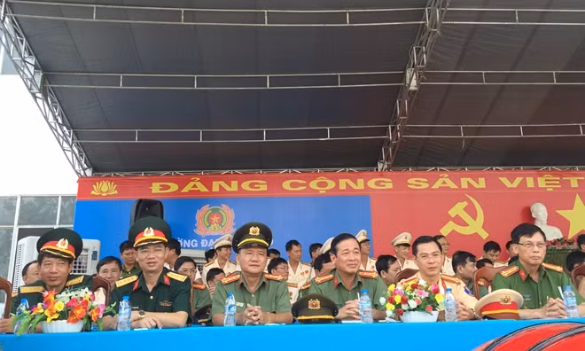 Các đại biểu tham gia buổi lễ