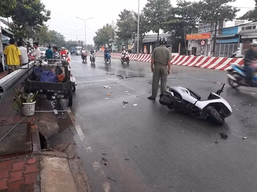Tông vào xe ba gác chở sắt, người phụ nữ tử vong