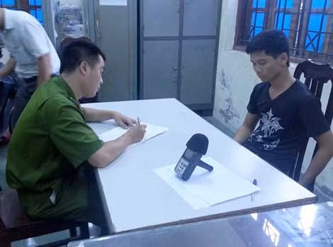 CAP Quảng An lấy lời khai một đối tượng phạm pháp hình sự.