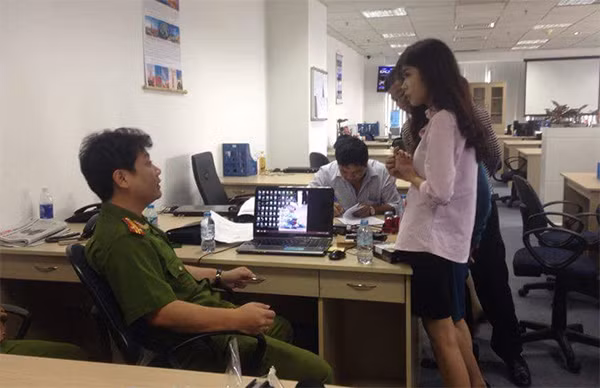 Cơ quan Công an làm việc với các nhân viên của công ty.