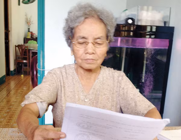 Bà Trần Thị Hương kể lại những tháng năm hào hùng trong lòng địch. Bà Trần Thị Hương kể lại những tháng năm hào hùng trong lòng địch.