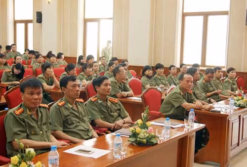 Toàn cảnh buổi sinh hoạt chính trị. Toàn cảnh buổi sinh hoạt chính trị.