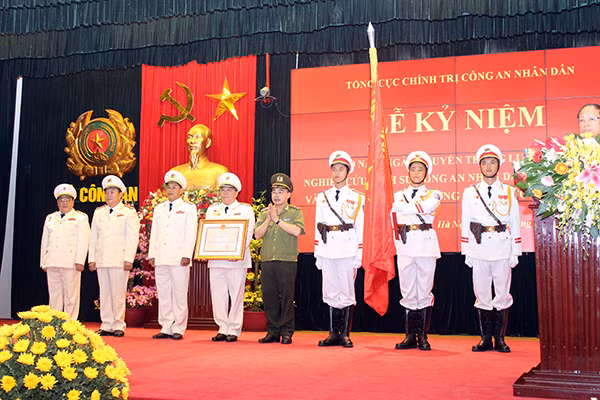 Thứ trưởng Bùi Quang Bền trao Bằng Huân chương Bảo vệ Tổ quốc hạng Ba cho lãnh đạo Viện Lịch sử Công an.