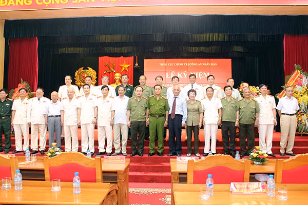 Thứ trưởng Bùi Quang Bền cùng các đại biểu dự Lễ kỷ niệm.
