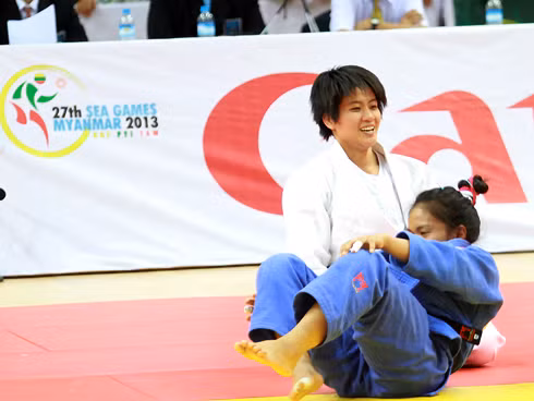 Văn Ngọc Tú (áo trắng) đang cố gắng giành vé đến Olympic 2016. Ảnh: VNE.