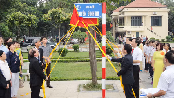 Lễ gắn biển phố Nguyễn Đình Thi được tổ chức trang trọng.