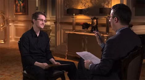 Trong khi nói chuyện cùng danh hài John Oliver, Edward Snowden (trái) tố cáo Mỹ vẫn tiếp tục chương trình nghe lén.