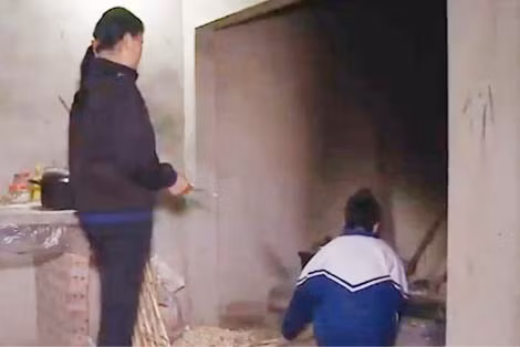 Cháu Hà lầm lũi và giao tiếp với mẹ bằng viết giấy.