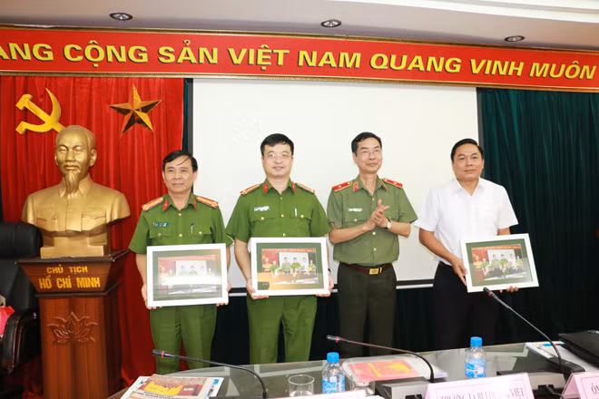 Thiếu tướng Phạm Văn Miên tặng các vị khách mời ảnh lưu niệm tại buổi tọa đàm.