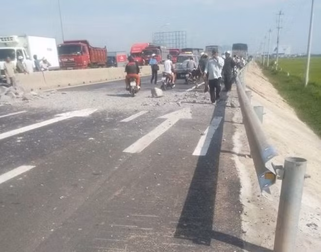 Mặt đường quốc lộ 1A nơi máy bay quân sự lao xuống gây hư hỏng lan can và dải phân cách trước khi rơi giữa ruộng.